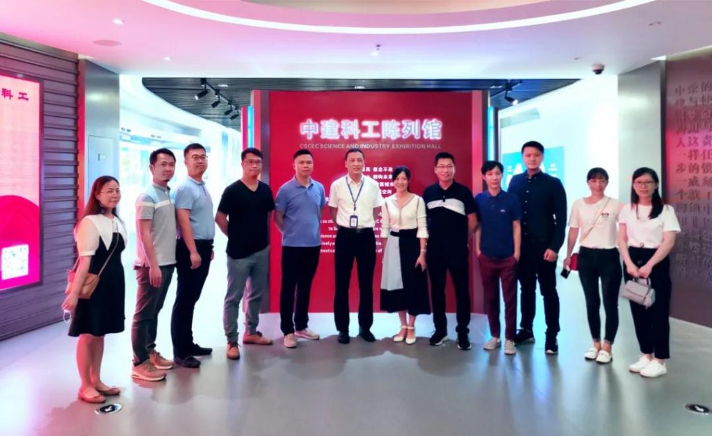 廣東工業(yè)設計城領導、深圳中國鋼結構博物館館長、巖星領導合照